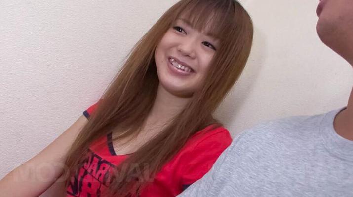 12P 加護典子 赤い T シャツを着たアジアの人形が男根の頭の世話をする
