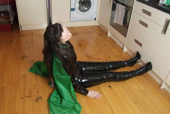 16P Black Fox Bound Latex Girl Power