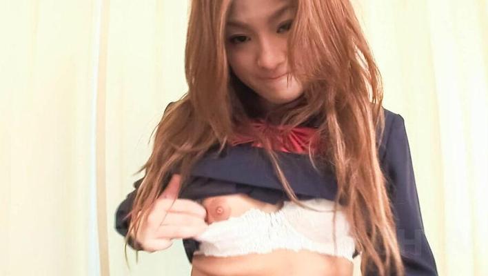 15P La poupée asiatique Maya enlève sa culotte et se frotte la chatte devant le miroir