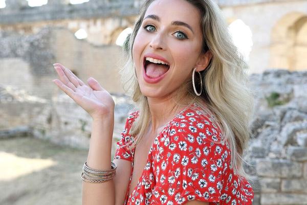12P Une sale blonde pose au Colisée pour un concert de mannequin en toute sécurité