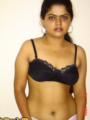 15P インドの女の子 Neha が黒いブラジャーから自然なおっぱいを解放する