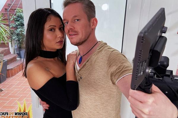 20P ホットなラテン系美女ジェイド・プレスリーがカメラの前でパイパンの巨根を楽しむ