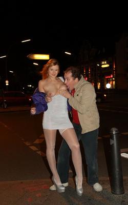 14P La cachonda LaMia con medias blancas en topless chupa de rodillas en la calle