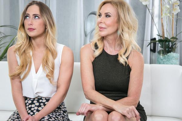 Die 15P reife Blondine Erica Lauren verwandelt ihre Stieftochter Carter Cruise in eine Lesbe