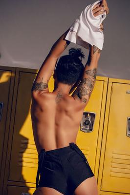 14P 熱い黒人ひよこハニーゴールドがハイカットショーツを脱いだ後に彼女のマンコを分ける