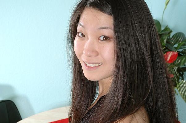 16P 素人アジア人ブルネットがヨガパンツを下ろして美尻とマンコを露出