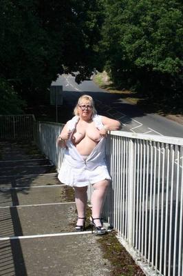 20P La grosse blonde Lexie Cummings s'expose en traversant un passage pour piétons