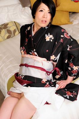 15P 蓮花が伝統的な日本の衣装を着て今日戻ってきます このエッチなニューハーフは待ちきれません