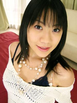 12P 小さな胸のアジア人美女美咲沙耶が脱いだ後に 2 つのペニスをしゃぶる
