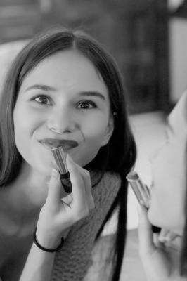 21P 細いロシアのティーン、レオナ・ミアが小さなおっぱいを披露