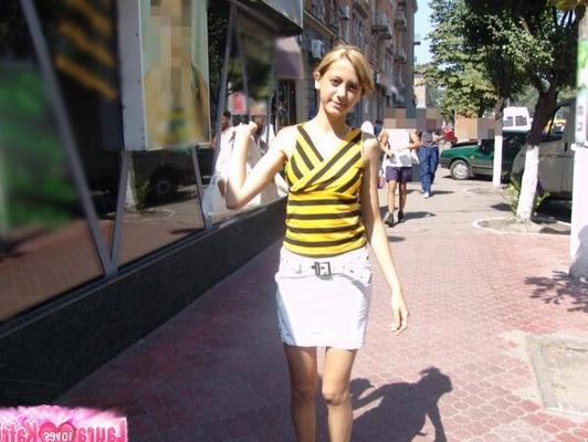 15P Big tittied babe in sexy clothes posing outdoors
