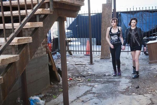 17P Pequeñas lesbianas cachondas se quitan la ropa para tocarse los dedos