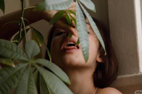 12P Amateur girlfriend Basil Navas reveals her fantastic tits and poses naked