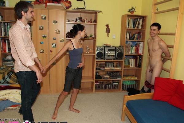 21P Girlfriend Diana screws a stranger in her unfaithful boyfriend's presence