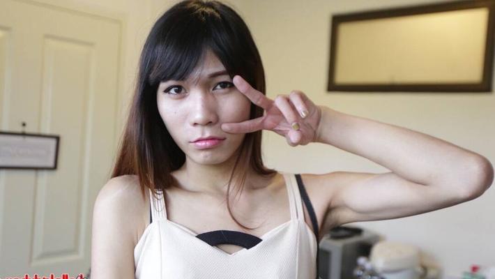 12P 平らな胸のタイのレディーボーイは十分な白いチンポを手に入れることができません