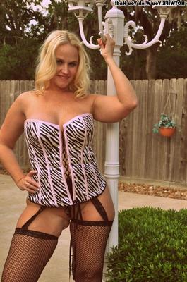 17P Blonde amateur Dee Siren shows her big butt out back in a corset and nylons