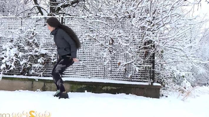 15P Lara Fox relieves her piss desperation in the snow