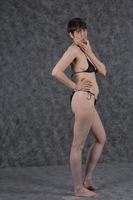 20P ショートヘアの素人が黒ビキニを脱いだ後におっぱいを抱く