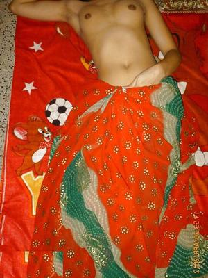 10P インドのソロ少女が裸の胸を見せる前にパンチラパンティーを脇にスライドさせる