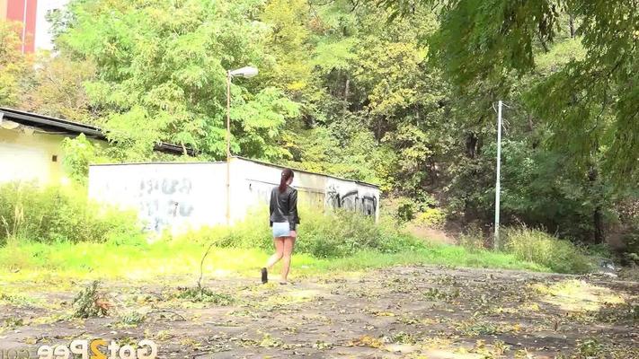 15P 土道で緊急のおしっこをするためにしゃがむ苦悩の女性アマンダ・ヒル