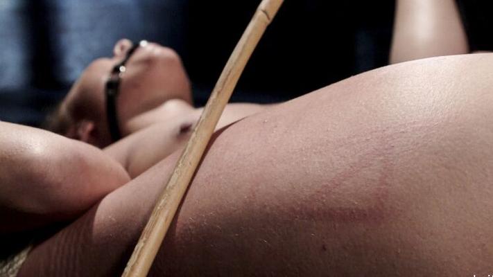 15P Verwöhnte Schlampe in brutaler Fesselung leidet unter zermürbender Bestrafung und Orgasmus