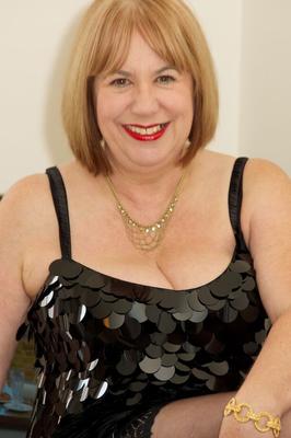 20P Older British lady Speedy Bee displays her smooth vagina in stockings
