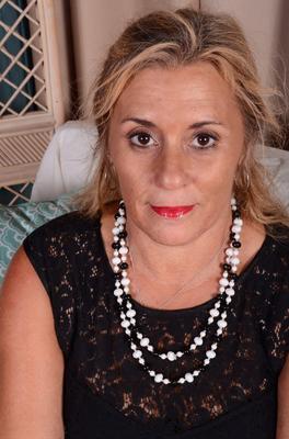 16P Older American housewife takes off her clothes to display her natural pussy