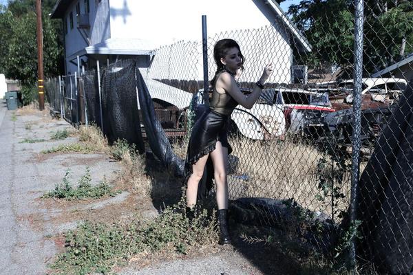 17P La seductora muñeca gótica Luna C Kitsuen muestra bonitas tetas naturales en el cementerio