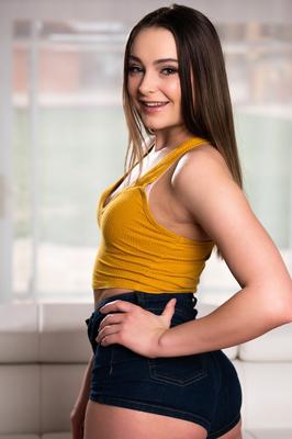 15P 金髪女性ケイティ モーガン モデルが服を着て数人の若い女の子とモデル