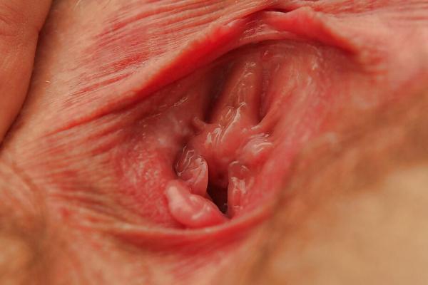 16P ニーハイソックスを履いて自然なおっぱいを愛撫する刺青素人