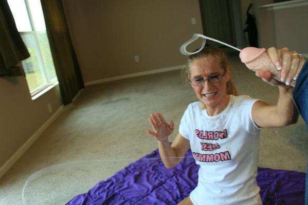 16P Lustful mature lady in glasses gives a blowjob and gets bukkaked
