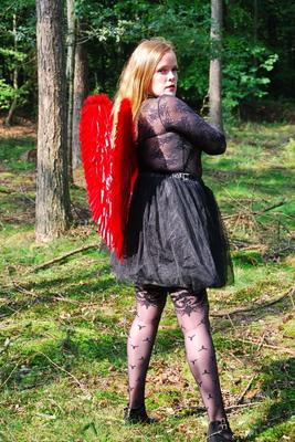 20P 素人ソロ少女が木の切り株でランジェリーをモデリングしながら天使の羽をスポーツ
