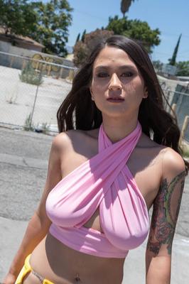 16P La brune tatouée Jasmine Wilde s'exhibe en public avant de sucer dans un magasin