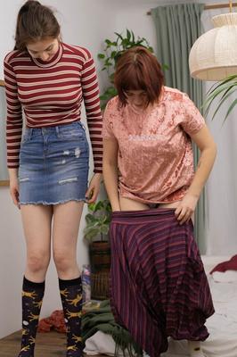 21P 下着と服を着た甘い素人十代のエリスカとラリア