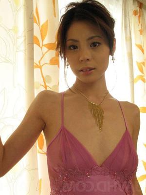 15P Natsumi Mitsu Asian имеет любовную коробку, полную соков после траха пальцами