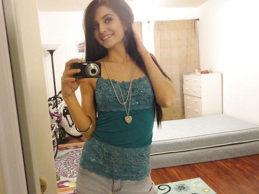 16P Zoey Kush, une femme élancée, abandonne son short et son haut tout en prenant des selfies