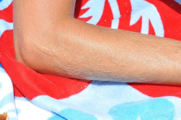 21P American babe in sunglasses Lori Anderson flaunts her tiny tits and hairy arms