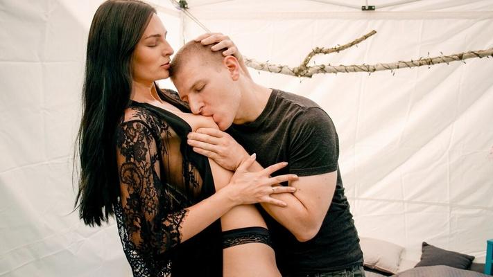 15P ブルネットのひよこリアン・レースが性交した後、彼女の男友達をしゃぶる