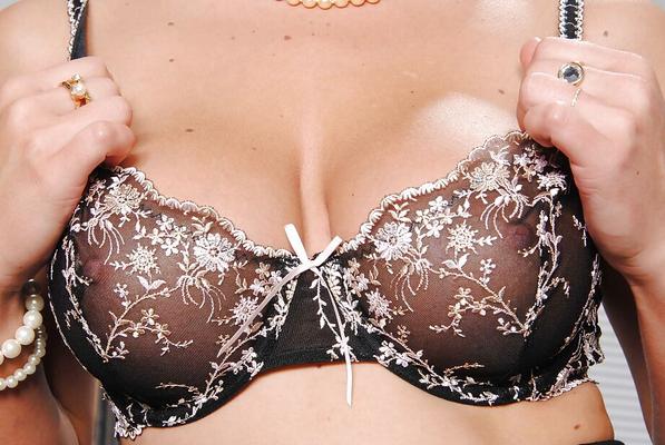 16P Lexi Swallow, une femme de bureau aux gros seins, se déshabille jusqu'à ses bas.
