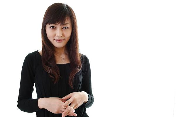 16P かわいいアジア人熟女片山葵が脱いで毛むくじゃらのスリットを振動させる
