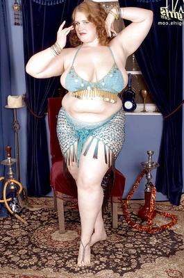 16P ミス・イザベルがベリーダンスを披露し、脂肪のおっぱいとお尻を弾ませます