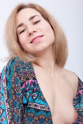 21P 愛らしいお尻を持つ甘い美女ナラ・アベルが毛むくじゃらの股間にブラシを詰め込む