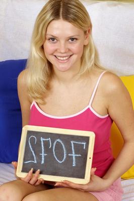 21P ブロンド ティーン ニッキー C がディルドで彼女の角質のパイパンを突き立てる