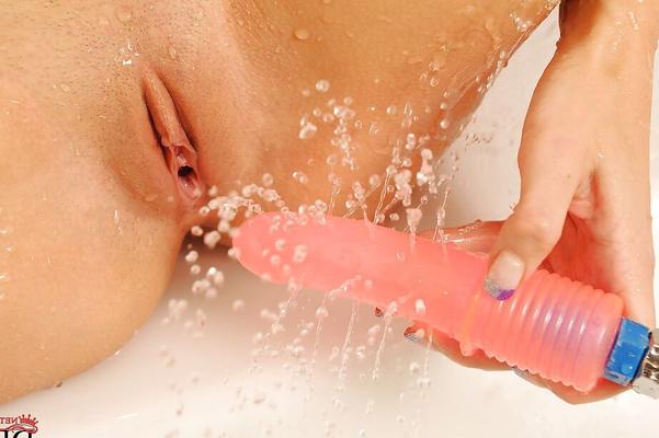 16P Morena incrivelmente sexy MILF masturbando sua buceta no chuveiro