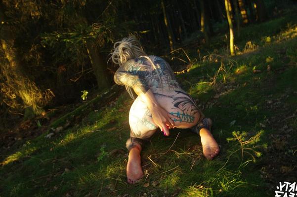 16P Tatted freaks Anuskatzz & Lily Lu have sexual intercourse on the forest floor