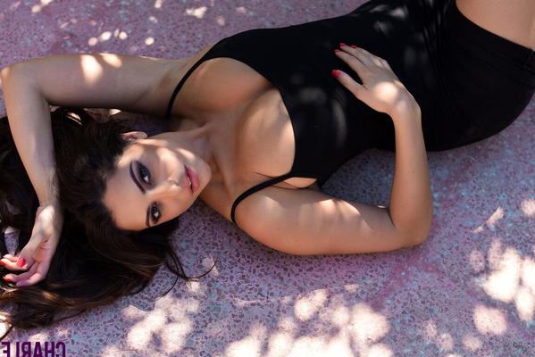 16P 巨乳モデルのシャーロット・スプリンガーが木の下で引き締まったセクシーなお尻を披露
