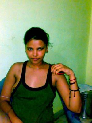 10P Chica india es manoseada en las tetas mientras la follan al estilo misionero en una cama