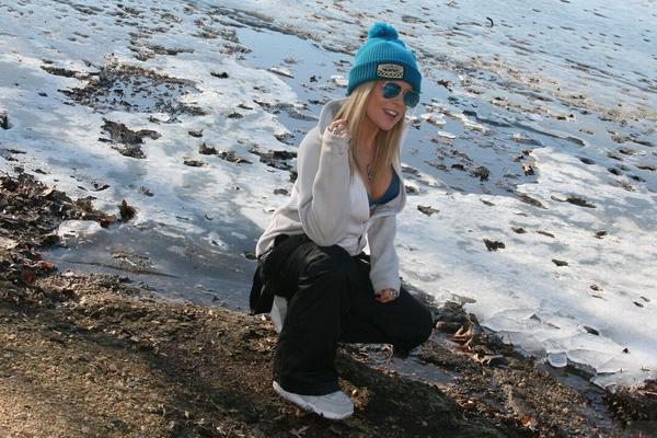 15P La chaude blonde Madden avec des lunettes de soleil se taquine de manière séduisante dans la neige