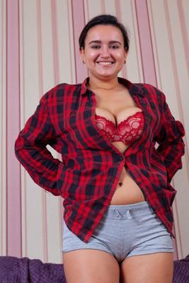 16P Busty amateur Ramira shows her juicy butt and beaver at the same time