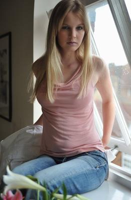12P La belle blonde Rose caresse ses jolis seins après une promenade en public